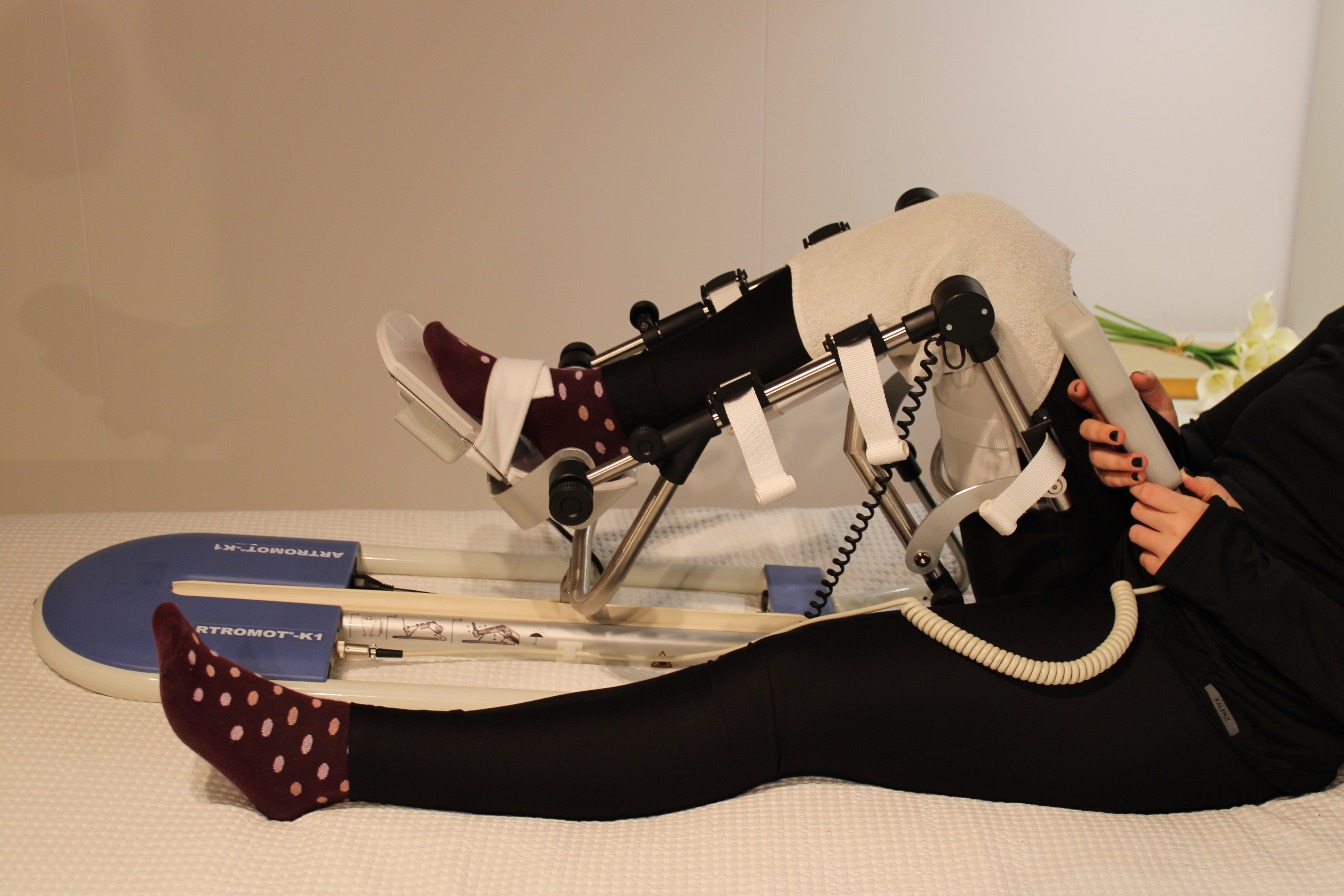 Artromotor k1 en cama colocado en pierna derecha