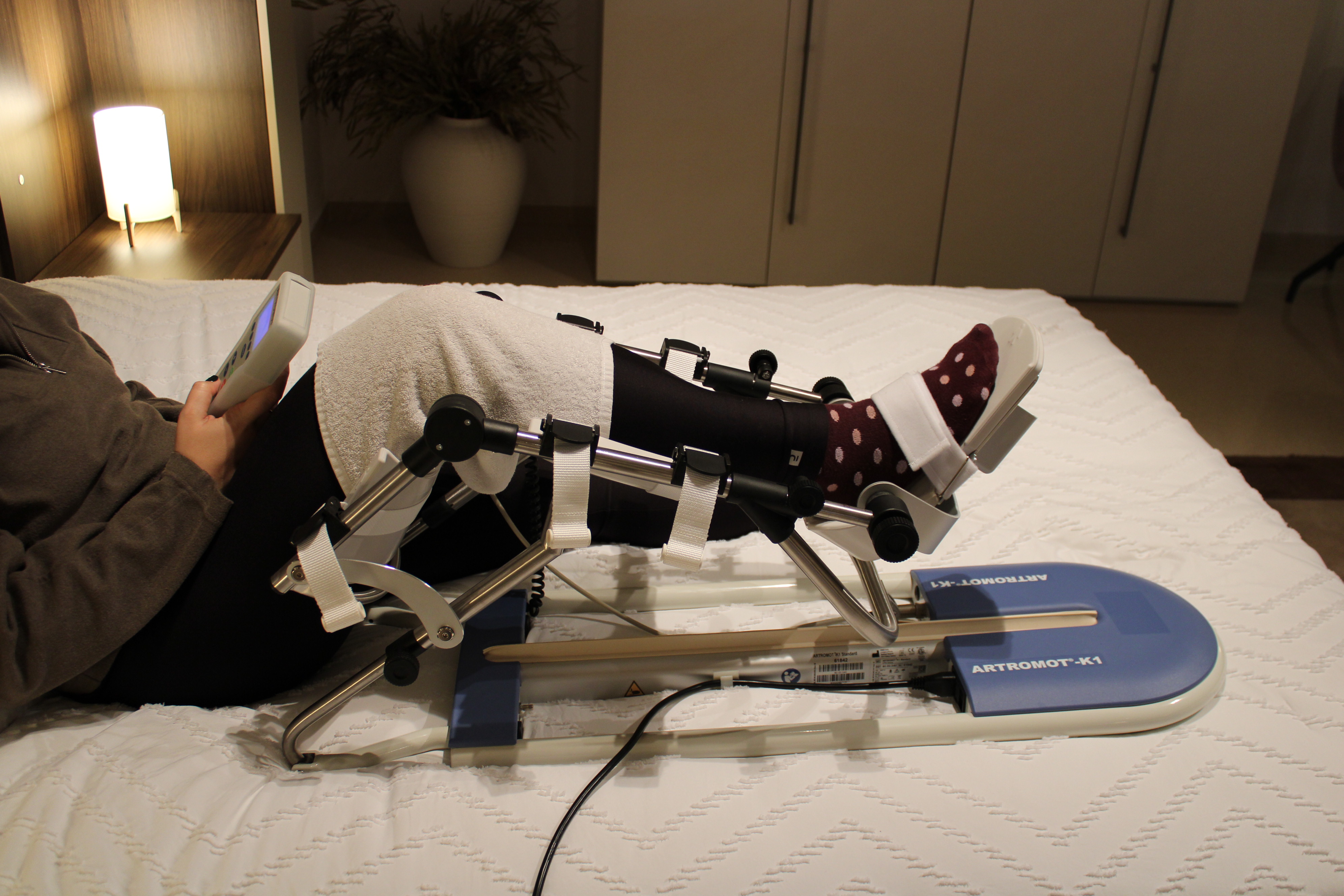 Artromotor k1 en cama colocado en pierna izquierda
